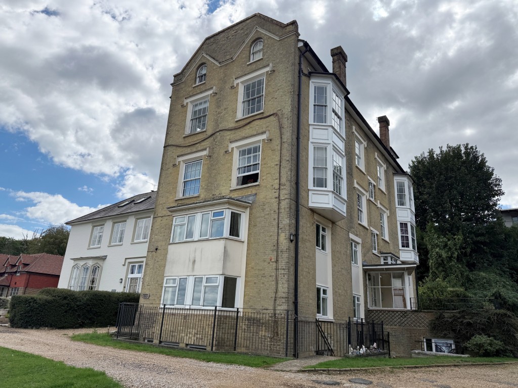 Lot: 157 - FLAT FOR IMPROVEMENT - View of the block from ground level
